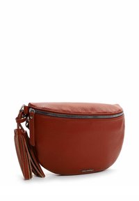 Borsa rotonda in pelle arancione con texture, dotata di chiusura a zip e dettagli con frange laterali. Presenta un accento con logo in argento, design compatto e leggero.