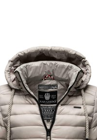 Doudoune gris clair avec capuche, dotée d'une fermeture éclair à l'avant, d'accents en corde et d'une étiquette intérieure affichant la marque et les instructions d'entretien.