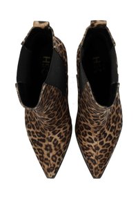 Botas de tobillo con estampado de leopardo, con puntas afiladas, lados elásticos y una textura suave. Incluye detalles decorativos en negro en el tobillo.