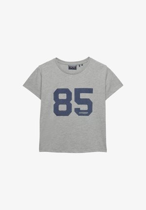 Lichtgrijs T-shirt met korte mouwen en marineblauwe "85" op de voorkant, met daaronder een klein "Superdry" logo.