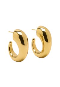 Złote kolczyki w kształcie obręczy o błyszczącym wykończeniu, charakteryzujące się zaokrąglonym, rzeźbiarskim kształtem, który zwęża się ku środkowi z otwartymi końcami.