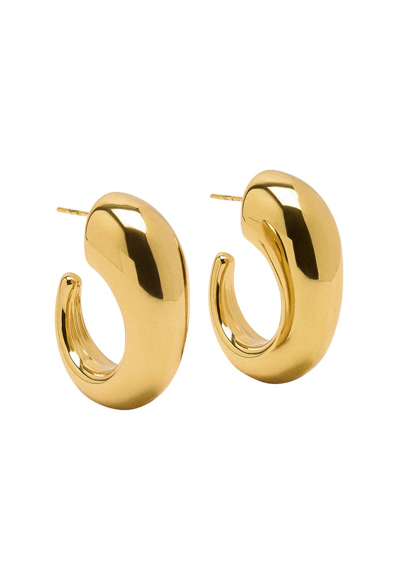 Złote kolczyki w kształcie obręczy o błyszczącym wykończeniu, charakteryzujące się zaokrąglonym, rzeźbiarskim kształtem, który zwęża się ku środkowi z otwartymi końcami.