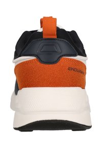Bageste udsigt af en sneaker med en marineblå mesh-overdel, orange ruskind-accenter, en hvid mellemsål og en struktureret sort ydersål.