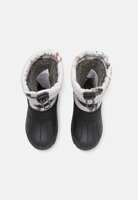 Botas de goma negras con un eje de tejido estampado, forro interior gris y cierre de cordón en la parte superior. Suela de goma texturizada.