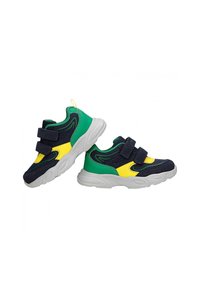Baskets de sport bleu marine et vert avec des accents jaunes, présentant une tige texturée et deux bandes Velcro réglables. Semelles en caoutchouc blanches.