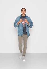 Tommy Jeans VINTAGE WASHED COLLEGE TEE UNISEX  - T-shirts med print - twilight navy