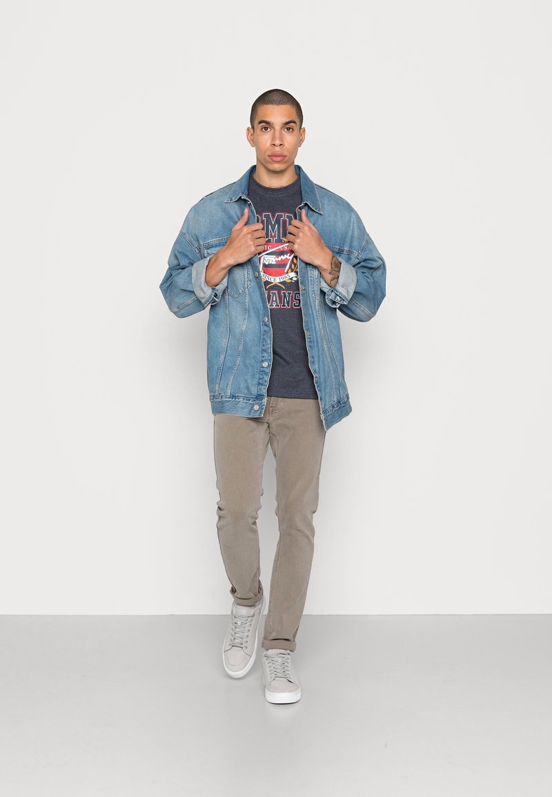 Tommy Jeans VINTAGE WASHED COLLEGE TEE UNISEX  - T-shirts med print - twilight navy