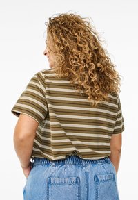 Haut à rayures olive à manches courtes en coton doux, avec une coupe décontractée. Assorti à un short en denim bleu avec une taille élastique.