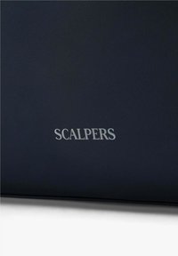 Tela azul oscuro con una textura suave que presenta la palabra "SCALPERS" en letras plateadas, colocada en el centro de la superficie.