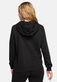 Černá mikina s kapucí, dlouhými rukávy, žebrovanými manžetami a spodním lemem, s měkkou texturou. Kapuce má dvouvrstvý design.