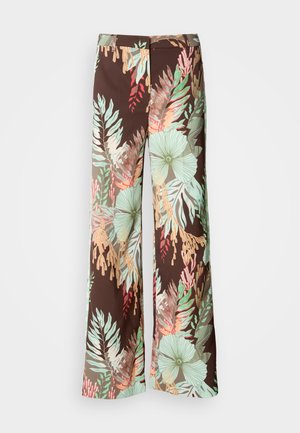 Wijdvallende broek van een donkerbruine stof met een levendig bloem- en bladpatroon in tinten groen, rood en perzik. Zachte, lichte stof.
