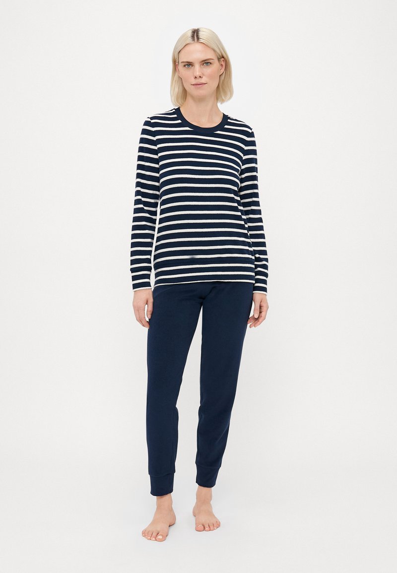 Gestreepte lange mouw top in marineblauw en wit, gecombineerd met marineblauwe tapered joggers, met een relaxte pasvorm en geribbelde manchetten.