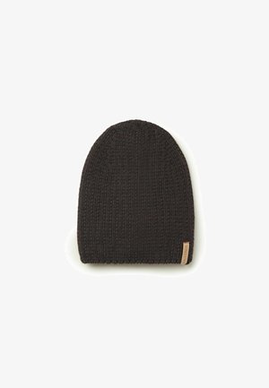 Gebreide donkeren bruine beanie met een ribbeltextuur en een klein leren label met de merknaam. Zacht, aansluitend ontwerp.