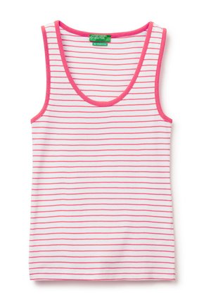 Weißes ärmelloses Tanktop mit dünnen horizontalen rosa Streifen und rosa Einfassung an Hals- und Armausschnitten.