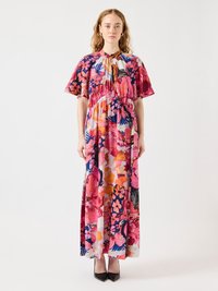 Blomstrete maxi-kjole med høy hals, korte ermer, innsnevret liv og sterke rosa, oransje og blå mønstre med en flytende stoff.
