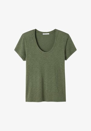 Olive zelena kratka majica s kratkimi rokavi in širokim izrezom, izdelana iz teksturirane tkanine, z udobnim krojem in brez vidnih vzorcev.
