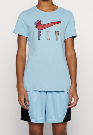 Enfant portant un t-shirt Nike bleu clair avec un swoosh rouge et le texte "FLY", associé à un short de sport bleu clair avec des panneaux latéraux noirs.