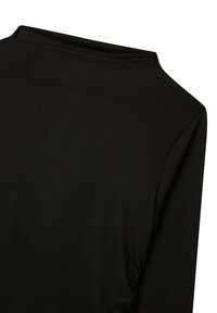 Top nero a maniche lunghe caratterizzato da un tessuto morbido ed elastico e un colletto rilassato, progettato con una silhouette semplice e dettagli minimi.