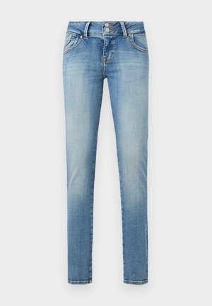 Lyseblå, slim-fit jeans med falmet detaljer, dobbel knaplukning og forlommer mod en neutral baggrund.