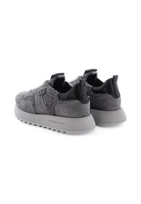 Graue Sneaker mit einem strukturierten Obermaterial aus Wildleder und Strickstoff, schwarzen Akzenten an der Ferse und einer dicken grauen Gummisohle.