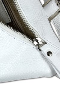 DrachenLeder Gürteltasche - weiß