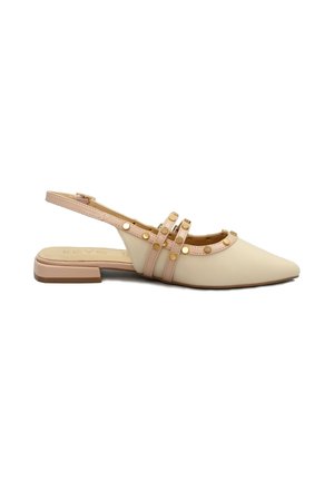 Ballerina slingback beige con punta a punta, due fasce borchiate sull'arco del piede e tacco basso a blocco.