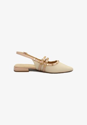 Ballerina slingback beige con punta a punta, due fasce borchiate sull'arco del piede e tacco basso a blocco.