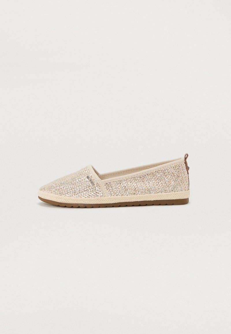 Beige slip-on sko med vevd tekstur og subtil glans, med avrundet tå og fleksibel gummisåle. Utsmykket med en liten logo.