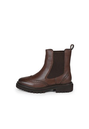 Bottes Chelsea en cuir marron avec panneaux latéraux élastiques, perforations décoratives, semelle en caoutchouc robuste et boucle à l'arrière pour un enfilage facile.