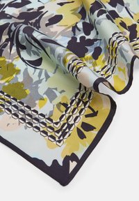 Jedwabny szalik z kwiecistym motywem, z jasnoniebieską bazą w zielone i czarne wzory, ozdobiony geometryczną bordurą i gładką teksturą.