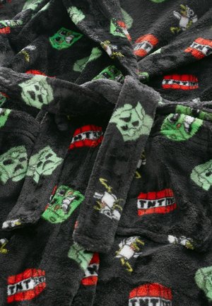 Bata de felpa negra con diseños de dibujos animados coloridos, incluidos personajes verdes y cajas de TNT. Textura suave, atada con un cinturón a juego.