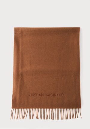 Écharpe en laine marron avec bords à franges et "Ruslan Baginskiy" brodé près d'une extrémité, étalée à plat sur un fond blanc.