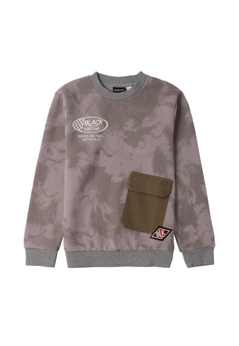 Szary i pastelowy sweter typu tie-dye z okrągłym dekoltem, z brązową kieszonką na piersi oraz akcentami logo na klatce piersiowej i dole swetra.