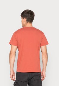 Pepe Jeans ANDREAS - T-shirt básica - brick