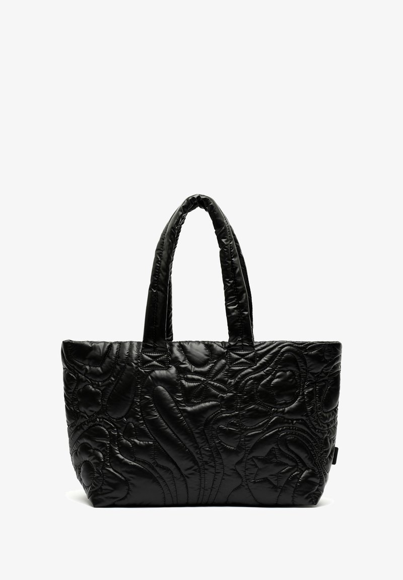 Czarna pikowana torba na ramię z podwójnymi uchwytami, z teksturowanym wzorem abstrakcyjnych kształtów i wzorów na powierzchni.