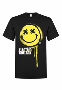 Svart bomull T-shirt med en stor gul smiley ansikte grafik och svarta droppar. "ELECTRIC CALLBOY" text i fet vit under grafiken.
