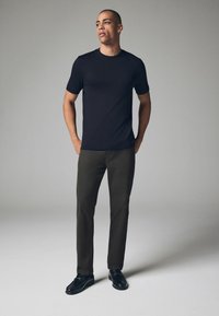 Next SOFT TOUCH STYLE - Jeans Tapered Fit - olive