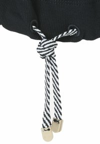 Zwarte stoffen toggle met een gedraaide zwart-wit trekkoord. De uiteinden van het koord zijn voorzien van gouden metalen tips aan beide uiteinden.