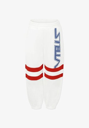Witte sweatpants met een ontspannen pasvorm, voorzien van rood-witte gestreepte accenten en een blauw logo aan de zijkant. Elastische tailleband en boorden.