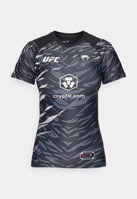 Kortermet, tettsittende UFC skjorte i mørkegrå med tigerstripe-mønster, med en logo på brystet og kontrastfargede svarte skuldre.