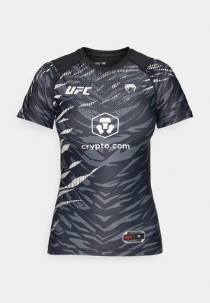 Koszulka UFC z krótkim rękawem, dopasowana, w ciemnoszarym kolorze, z wzorem w paski tygrysa, z logo na piersi i kontrastowymi czarnymi ramionami.