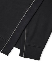 Zwarte zip-up sweatshirt met een gladde textuur, ribbelaccenten en een zilveren rits. Het ontwerp bevat een dubbele manchet en zoom.