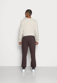 Jack & Jones JJIKANE ELLIOT  - Calças de fato de treino - seal brown