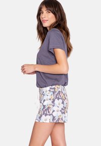 Harmaa puuvillapaita yhdistettynä kukkakuosisisiin短 pants短 pants, jossa on kiristysnauha vyötäröllä ja kevyt, ilmava kangas.