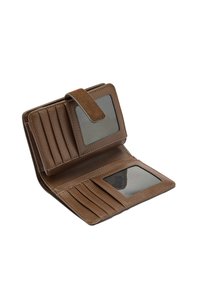 Brązowy skórzany portfel z wieloma przegródkami na karty, przezroczystym okienkiem na dowód osobisty i zatrzaskiem. Gładka faktura z widocznymi detalami szwów.