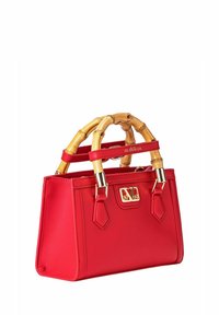 Rote synthetische Handtasche mit Bambusgriffen, goldfarbenen Beschlägen und rechteckiger Form. Verfügt über einen oberen Klappenverschluss und ein strukturiertes Design.
