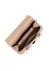 Borsa in pelle marrone chiaro aperta, che mostra il comparto principale, tasca interna con zip dorata e due tasche laterali.
