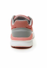 Zapatillas deportivas en rosa y gris con parte superior de malla, collar acolchado y suela blanca. Presentan detalles lisos y un diseño de talón estructurado.