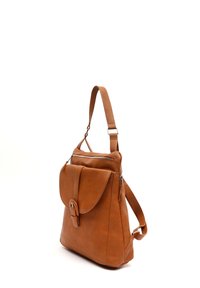 Torbica od tamne kože s prednjim poklopcem, zatvorenim džepom i podesivim remenom. Ima zaobljenu kopču i glatku teksturu.