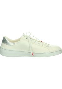 Weiße Leder-Sneaker mit silbernem Fersenakzent, flacher weißer Sohle und weißen Schnürsenkeln. Besondere rote Details in der Nähe der Schnürsenkel.